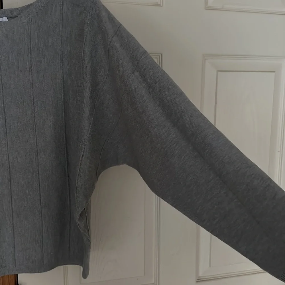 Vila Milano Light Gray Ribbed Crop Sweater With Wide Sleeves. Size Medium. - Picture 2 of 4